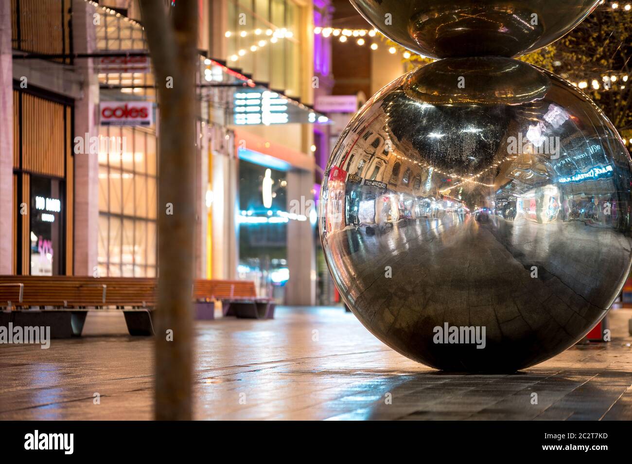 Spheres Sculpture ('Mall's Balls') bei Nacht in der Rundle Mall - Adelaide, South Australia Stockfoto
