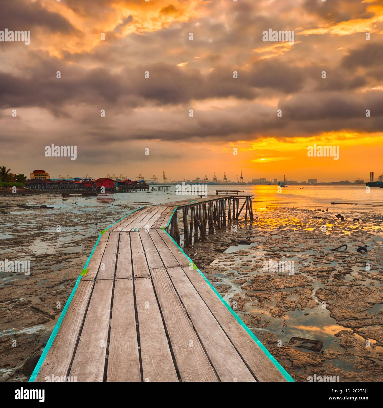 Schöne Sicht auf den Sonnenaufgang in Penang. Yeoh Jetty im Vordergrund. Malaysia Stockfoto