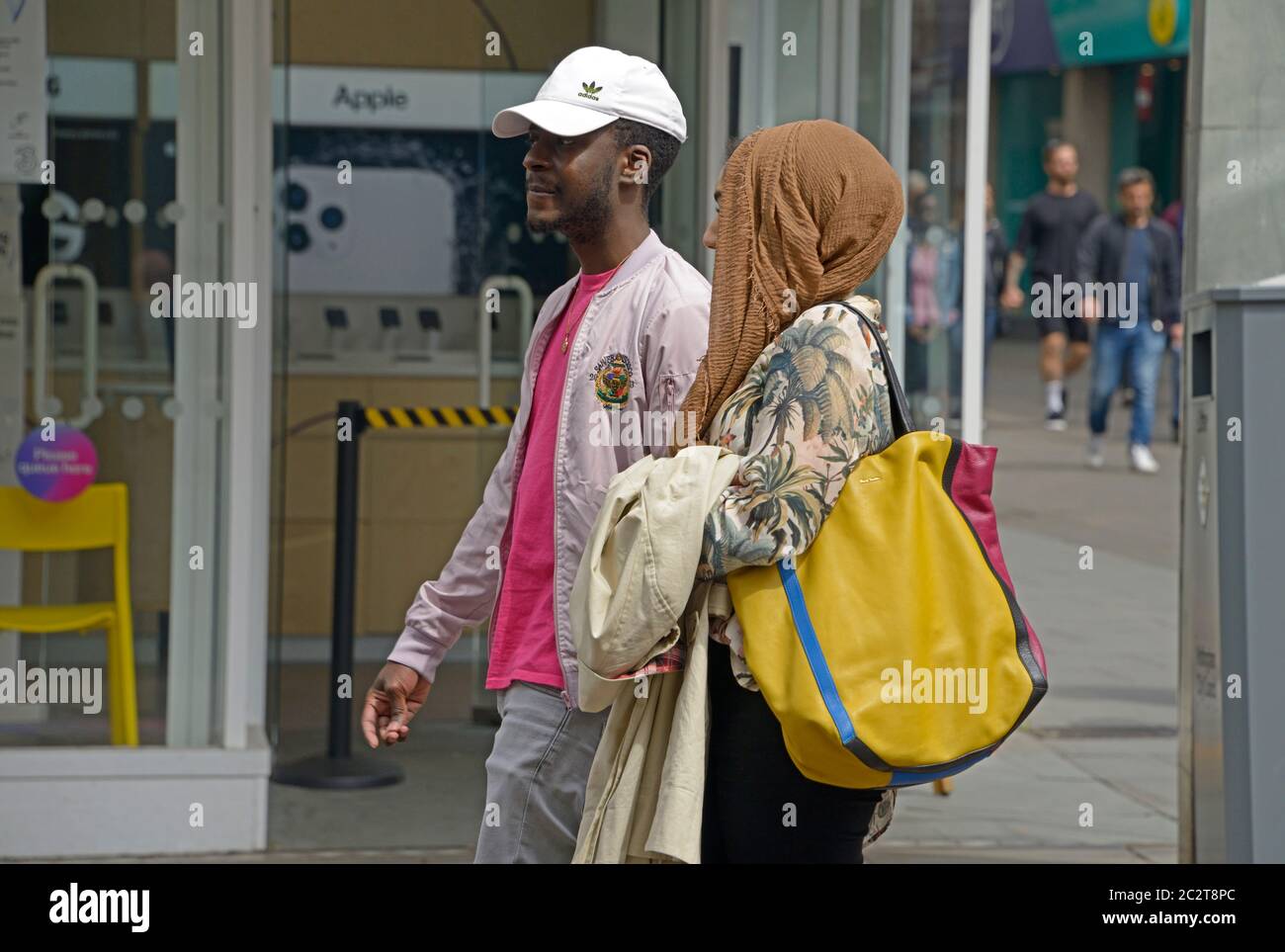 Schwarzes Paar, bunt, Einkaufen während der Entsperr-Phase, nach Virus Lockdown. Nottingham. Stockfoto