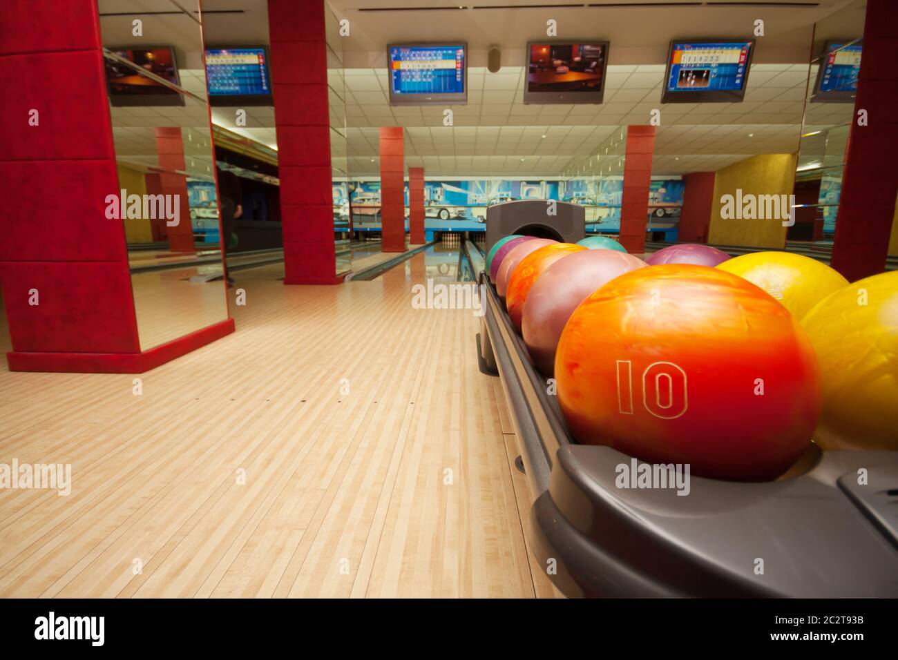 Innere des Vintage Bowling-Halle. Weitwinkel Stockfoto