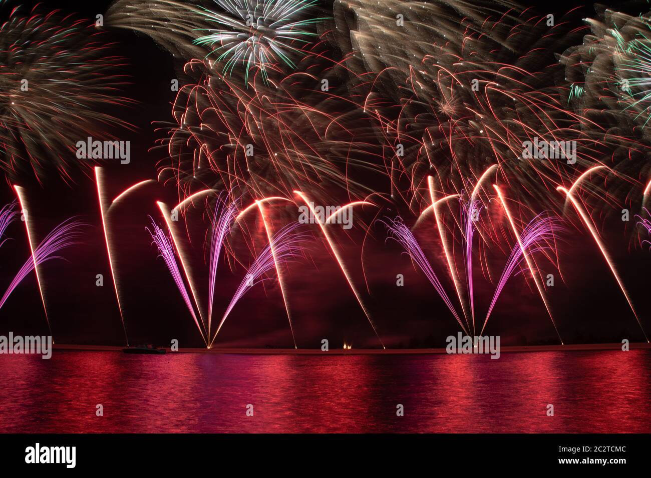 Verbringen Sie eine schöne Nacht mit Feuerwerk Fotografie in Ancol Stockfoto