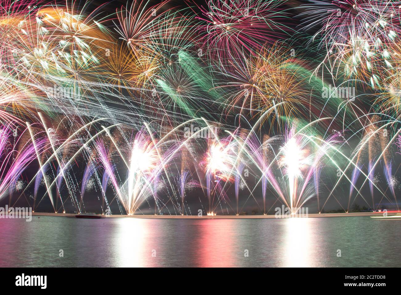 Verbringen Sie Neujahr eine lange Nacht mit schönen und farbigen Feuerwerk Stockfoto
