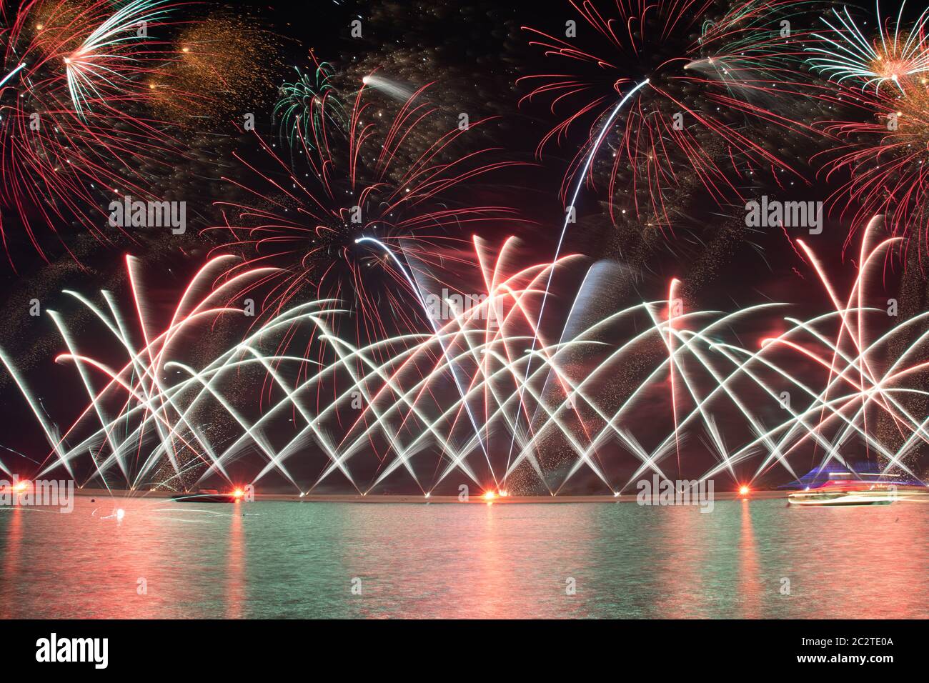 Ich genieße meine Feuerwerksparty in der Silvesternacht in Ancol, Jakarta, Indonesien Stockfoto