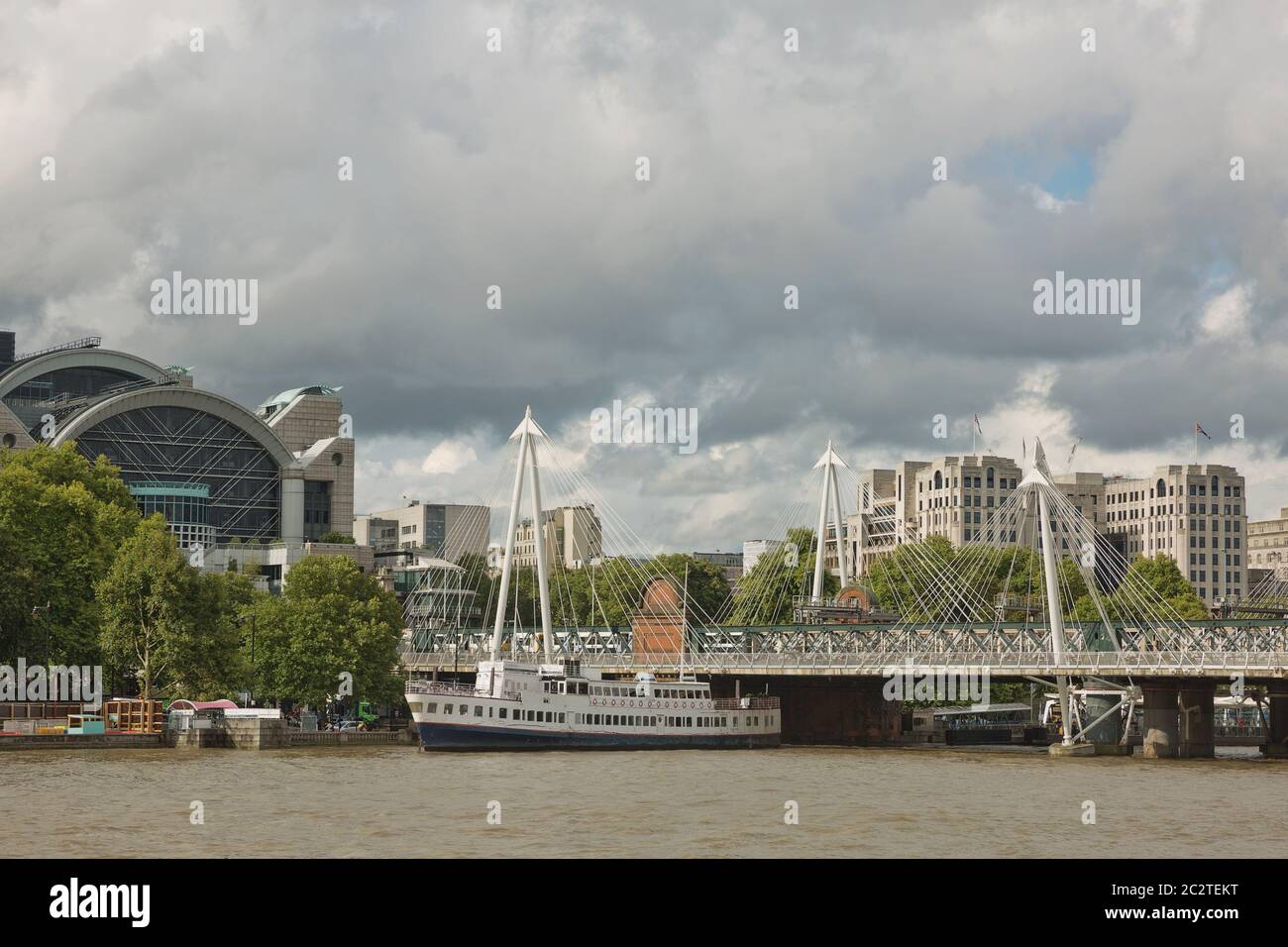 Blick auf die Golden Jubilee Bridges und Charing Cross Station von der Südküste des Flusses Thame Stockfoto