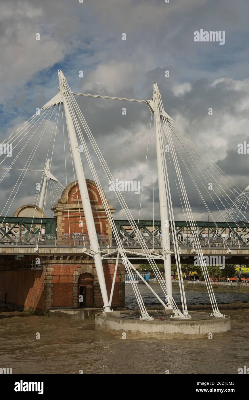 Blick auf die Golden Jubilee Bridges und Charing Cross Station von der Südküste des Flusses Thame Stockfoto