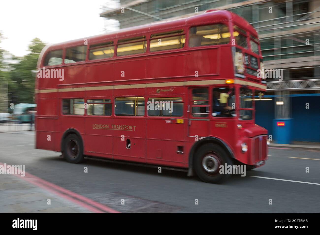 Verschwommene Bewegung des legendären alten roten Doppeldeckers durch die Straßen von London in Großbritannien Stockfoto