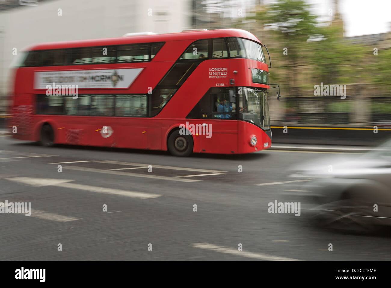 Verschwommene Bewegung des legendären alten roten Doppeldeckers durch die Straßen von London in Großbritannien Stockfoto