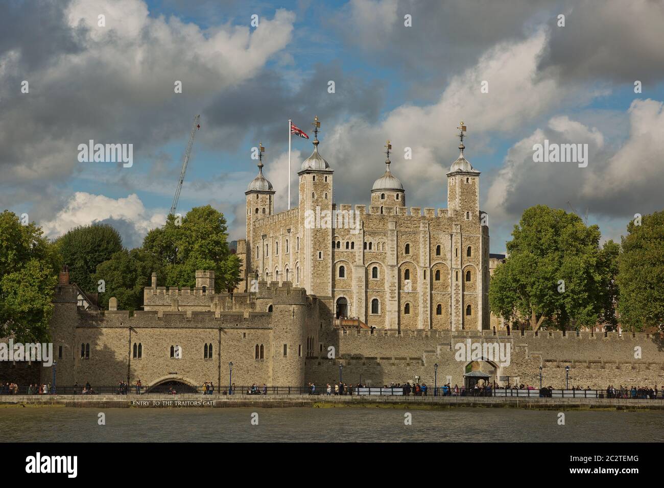 Blick auf den Tower of London an einem sonnigen Tag. Wichtiger Teil des historischen Königspalastes Stockfoto