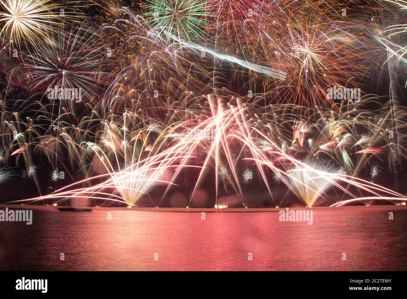 Feiern wir das Feuerwerk in der Großstadt mit geliebten Menschen Stockfoto