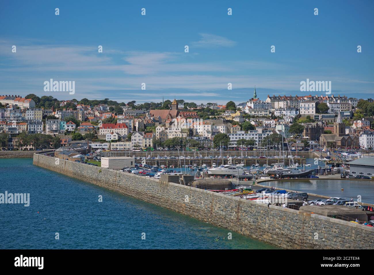 Panoramaficht auf eine Bucht im St. Peter Hafen in Guernsey, Kanalinseln, Großbritannien Stockfoto