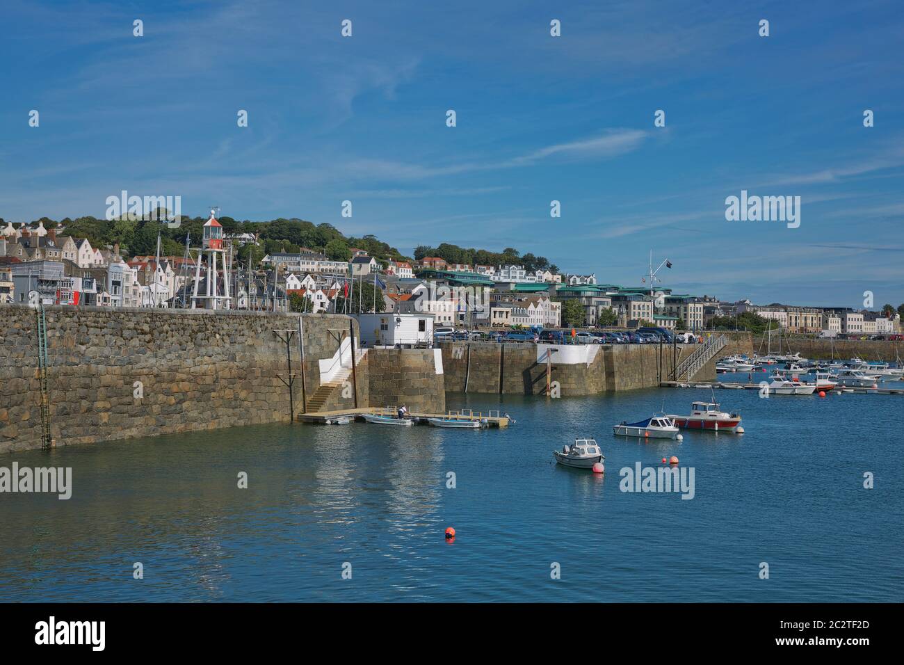 Panoramaficht auf eine Bucht im St. Peter Hafen in Guernsey, Kanalinseln, Großbritannien Stockfoto