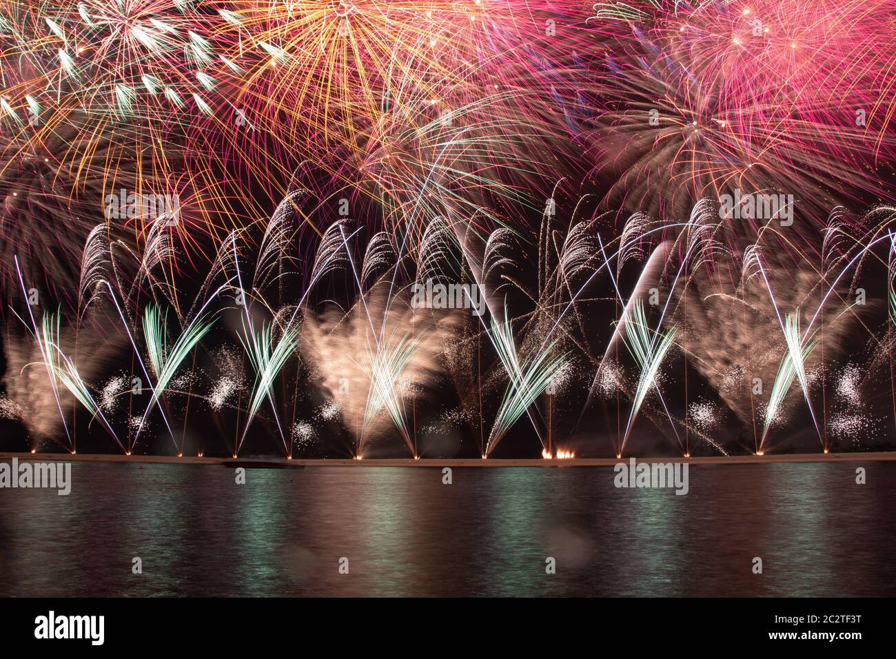 Verbringen wir eine schöne Nacht mit Feuerwerk und genießen Sie Ihr Glück Stockfoto