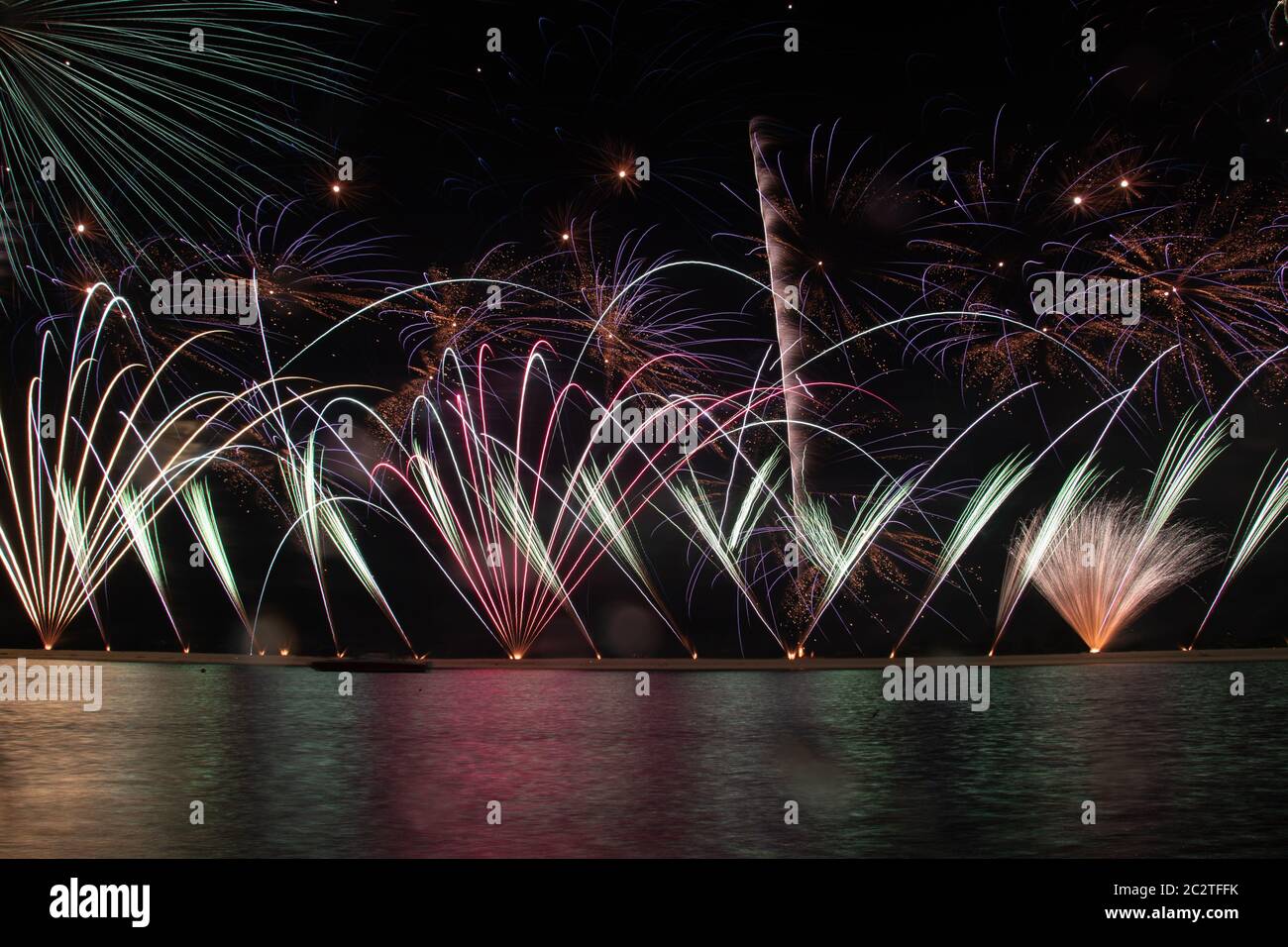 Wir haben uns an Silvester mit einem bunten Feuerwerk sehr verliebt Stockfoto