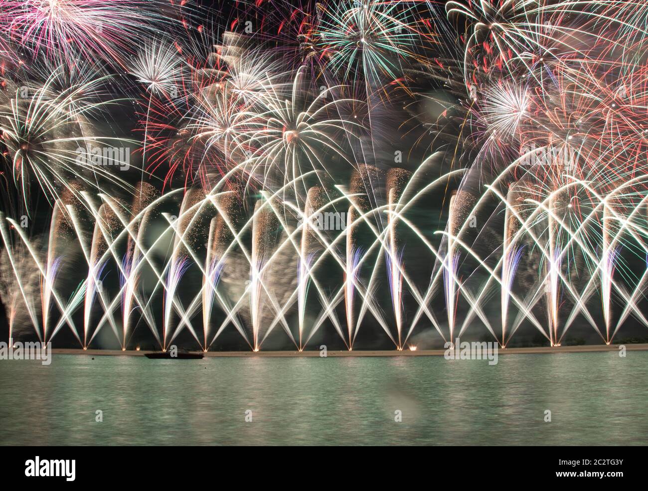 Lassen Sie uns die Party mit schönen Feuerwerk im neuen Jahr genießen Stockfoto