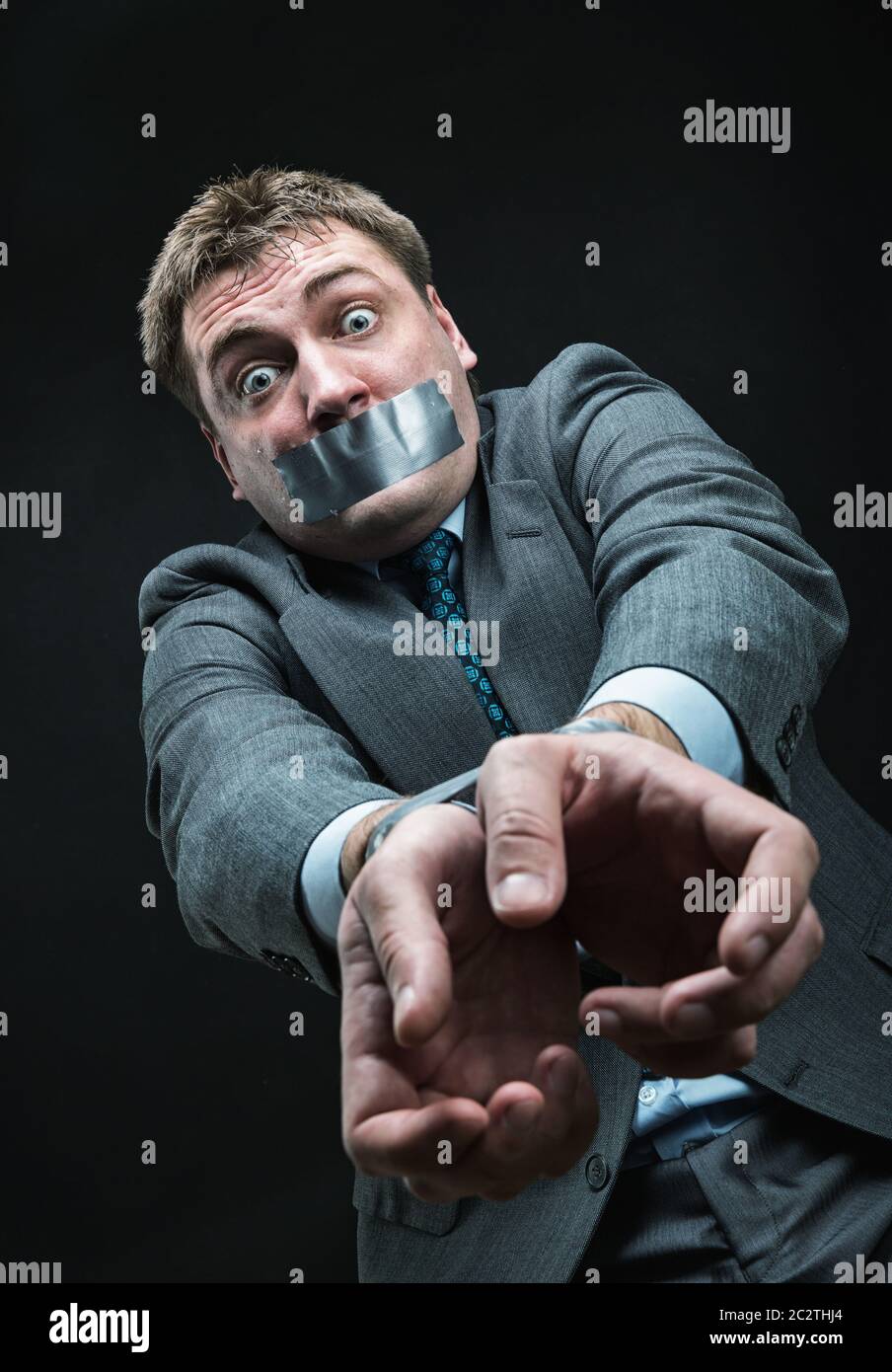 Mann mit Mund und Händen bedeckt durch Klebeband, Studio-Shooting Stockfoto
