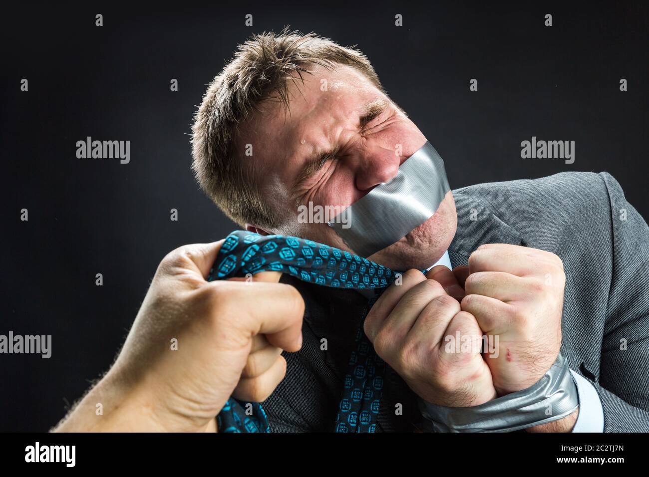 Mann im Aufnahmemodus mit Mund und Händen fallenden Klebeband verhindert Rede, isoliert auf schwarz Stockfoto