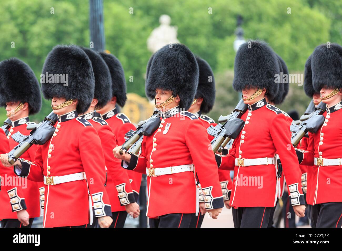 Wachmänner marschieren während der Colonel's Review in London, England vor der Trooping the Color Parade, Großbritannien Stockfoto