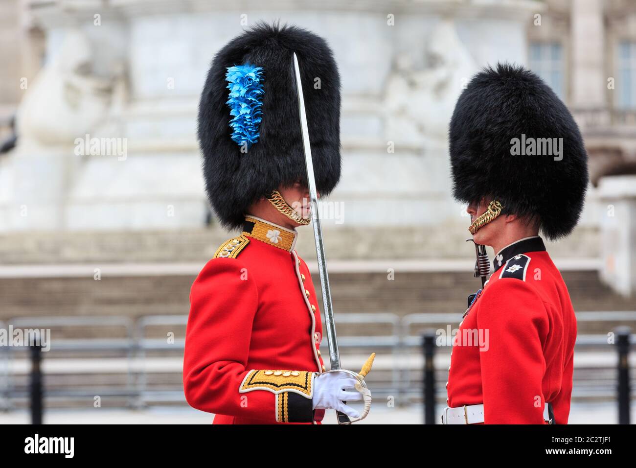 Ein Vorgesetzter inspiziert eines seiner Soldaten Uniform Detail und überprüft die Haltung bei der Colonel's Review of Trooping the Color Militärparade, London Stockfoto