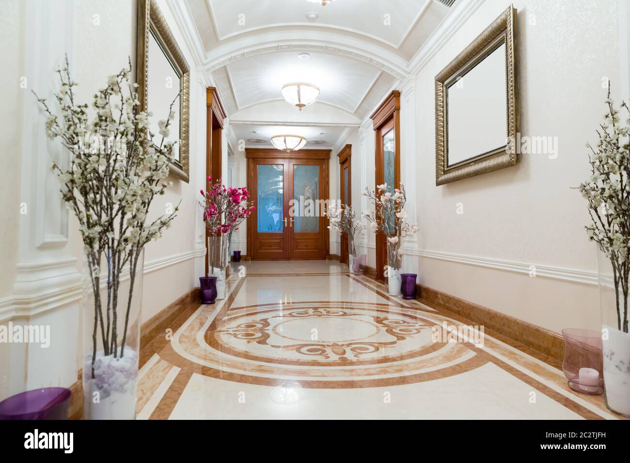 Novi Petrivtsi, Ukraine - 27. Mai 2015 Mezhigirya Residenz des Ex-Präsidenten der Ukraine Janukowitsch. Lange luxuriöse Halle Stockfoto