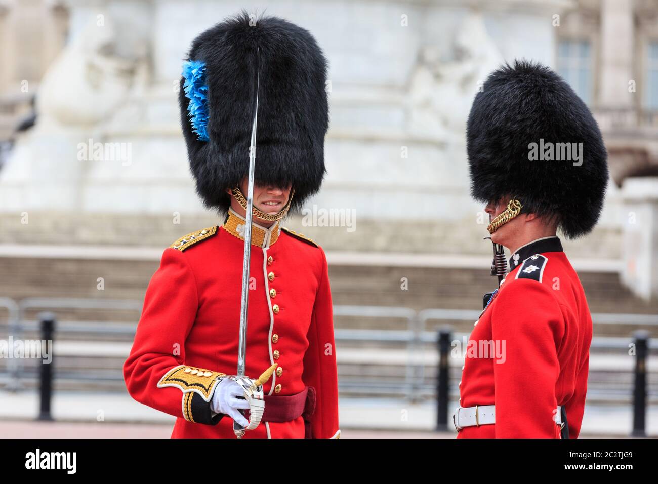 Ein Vorgesetzter inspiziert eines seiner Soldaten Uniform Detail und überprüft die Haltung bei der Colonel's Review of Trooping the Color Militärparade, London Stockfoto