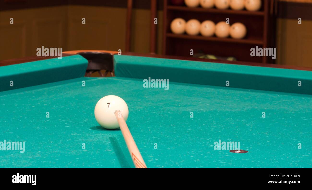 Billard-Spieler mit dem Ziel, Ball in der Nähe von Tasche Stockfotografie -  Alamy