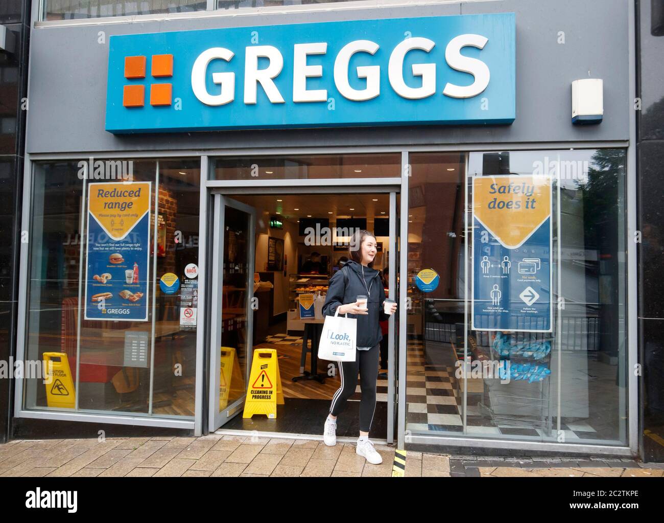 ERNEUTE ÜBERTRAGUNG - Korrektur von Byline zu Danny Lawson, und Änderung der Überschrift. Eine Frau verlässt eine Filiale von Greggs in Leeds, als die Bäckerei-Kette 800 Geschäfte in ganz Großbritannien nach der Lockerung der Coronavirus-Sperrbeschränkungen wieder eröffnet. Stockfoto