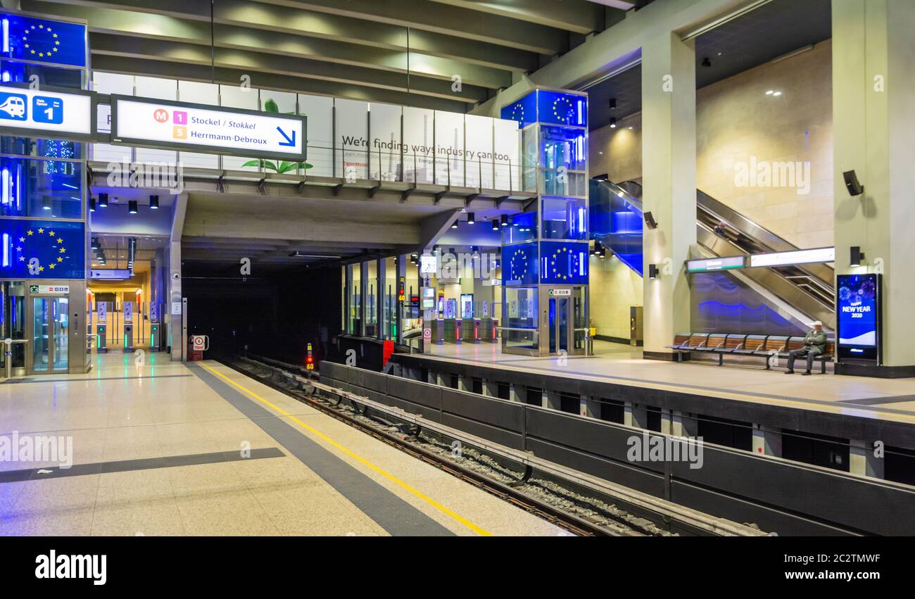 Das Europäische Viertel von Brüssel - Region Belgien, 1. Januar 2020: Der neue Bahnhof der erneuerten zeitgenössischen U-Bahn Robert Schuman (undergro Stockfoto