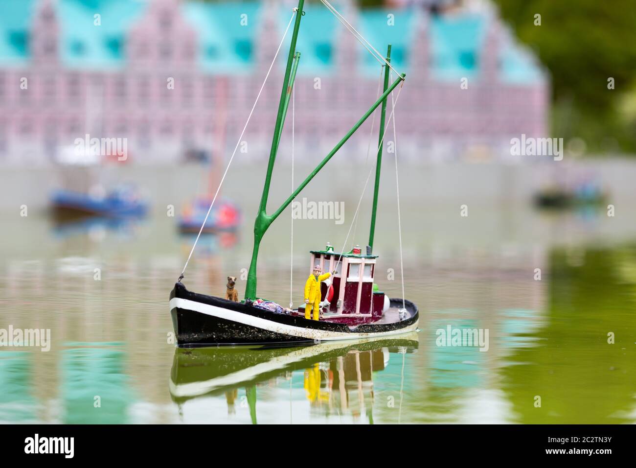 Rettungsboot, Retter und Hund, Miniatur-Szene im Freien, europa. Mini Figuren mit hoher Abschreckung von Objekten Stockfoto