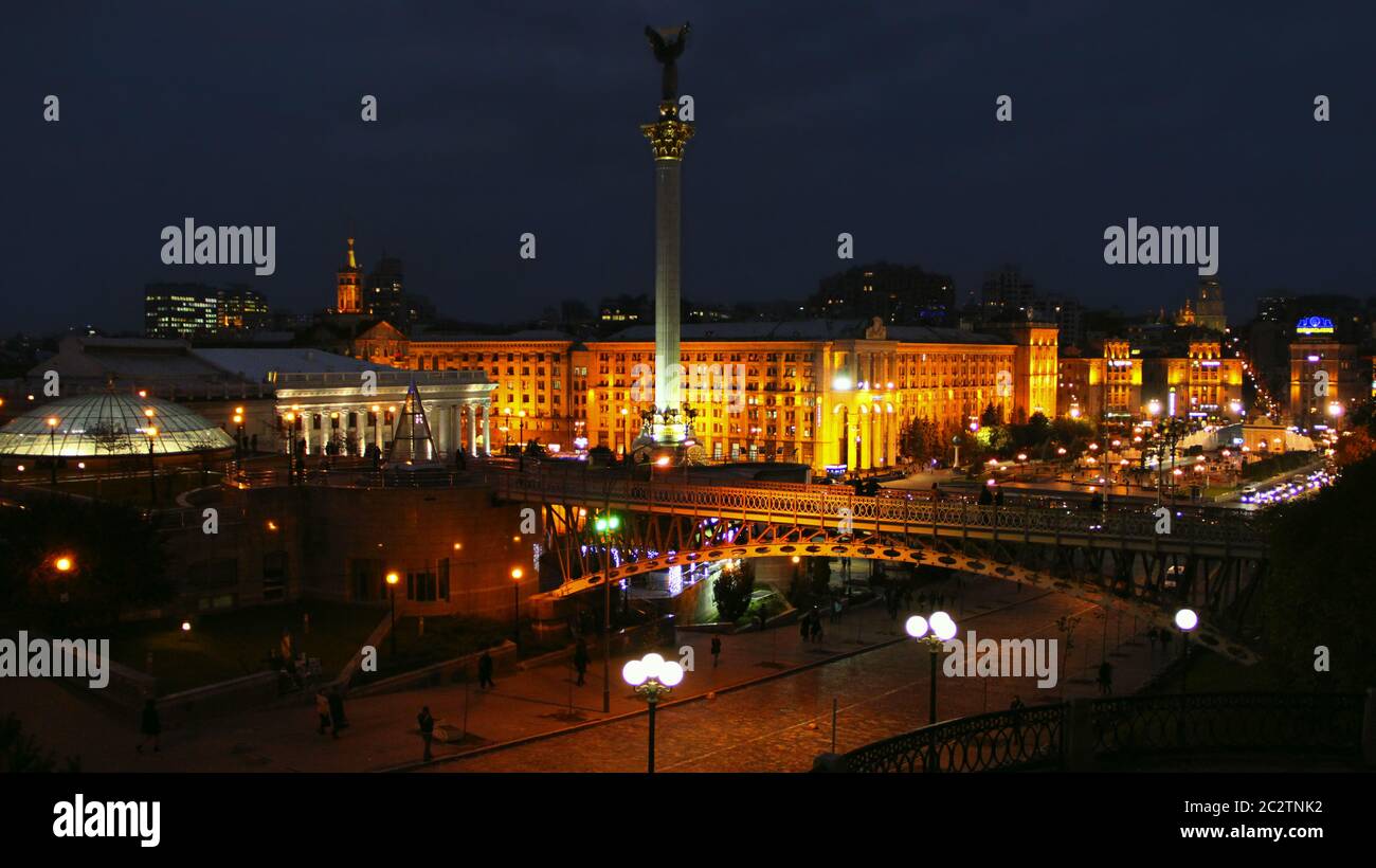 Panorama des Unabhängigkeitsplatzes in der ukrainischen Hauptstadt Kiew bei Nacht. Lichter der Nachtstadt Stockfoto