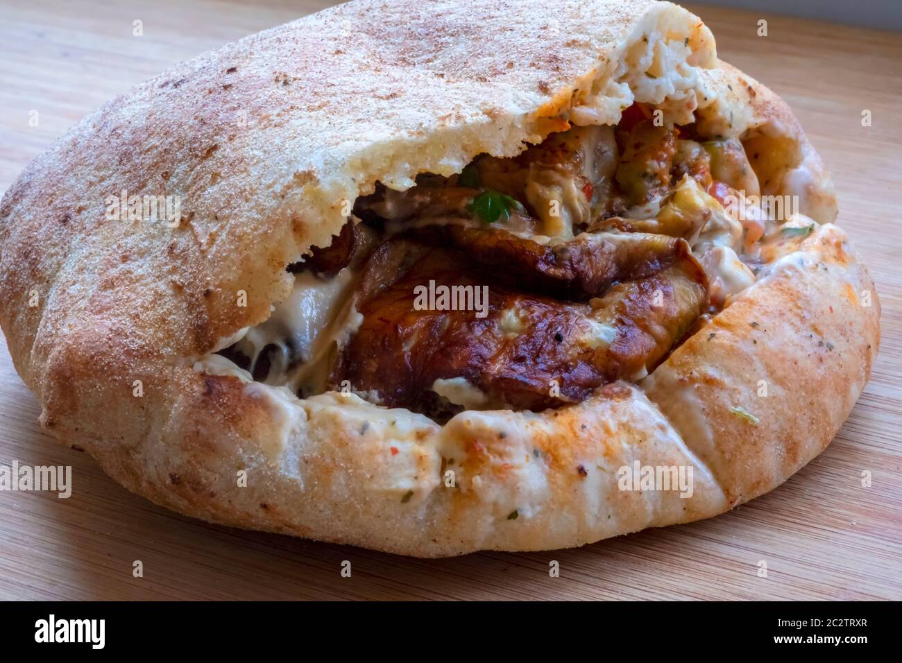 Sabich oder sabih Sandwich serviert in Pita Brot gefüllt mit gebratenen Auberginen, hart gekochte Eier, Salat, Petersilie und Tahini-Sauce. Sabich basiert auf einem traditionellen irakischen jüdischen Gericht, das für Schabbat zubereitet wurde und von irakischen Juden nach Israel gebracht wurde, die in den 1940er und 1950er Jahren umzogen. Stockfoto