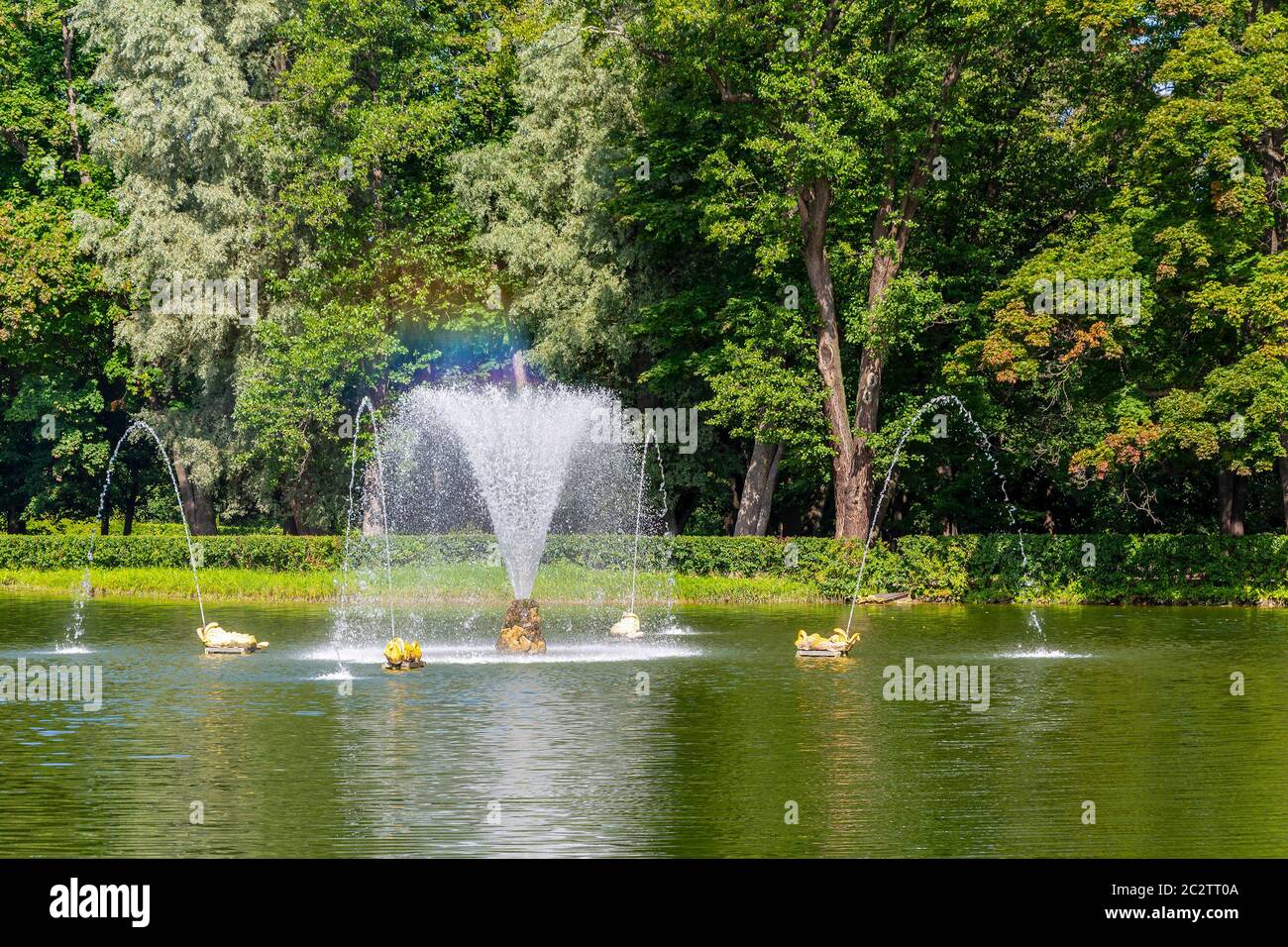 Peterhof, Wal Brunnen und Sand Teich im Unteren Park Stockfoto