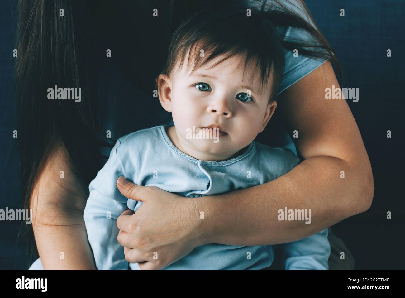 Porträt eines niedlichen kleinen Jungen mit erstaunlichen Augen. Das Konzept der Kindheit, Kinderthemen. Stockfoto