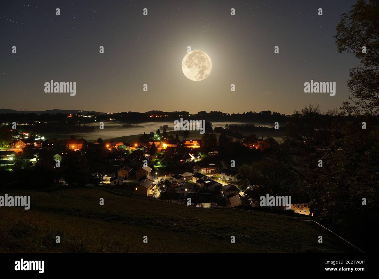 Vollmond am Sternenhimmel über dem AllgÃ¤u. Stockfoto