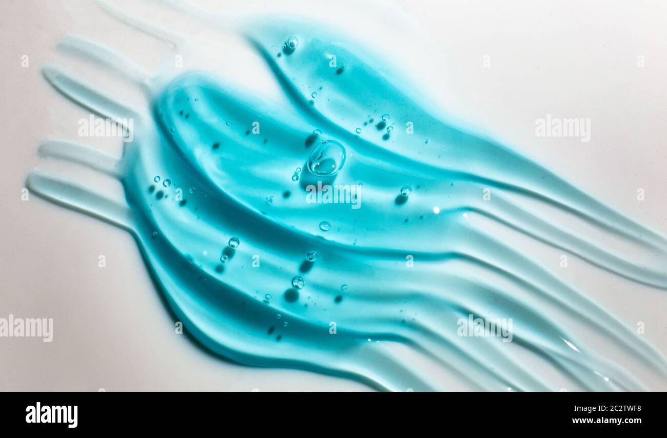 Wasserblaue Gelbälle. Polymergel. Kieselgel. Kugeln aus blauem Hydrogel. Kristall-Flüssigkugel mit Reflexion. Texturhintergrund. Stockfoto