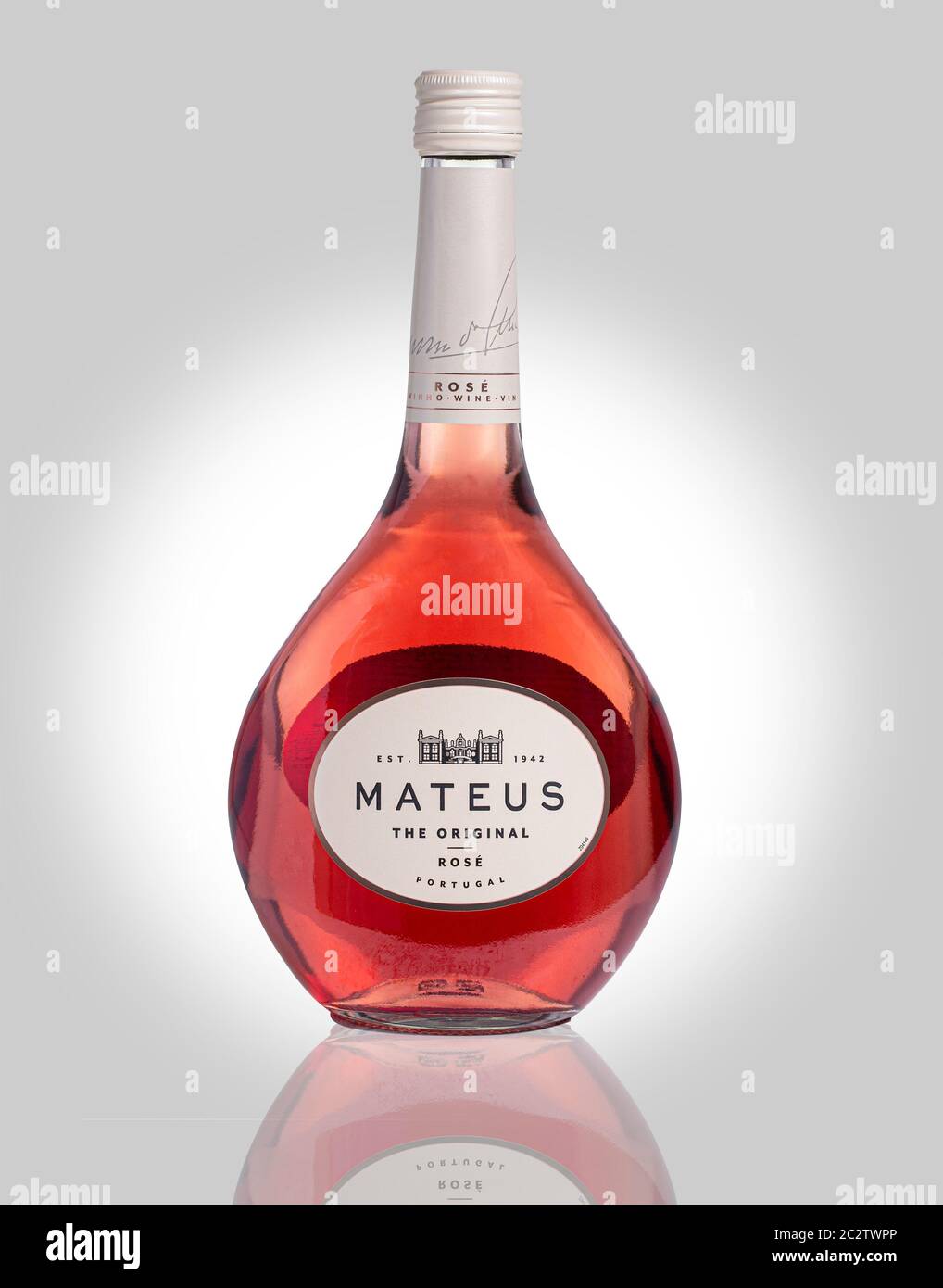 SWINDON, UK - 18. JUNI 2020: Flasche Mateus Roséwein auf weißem Grund Stockfoto
