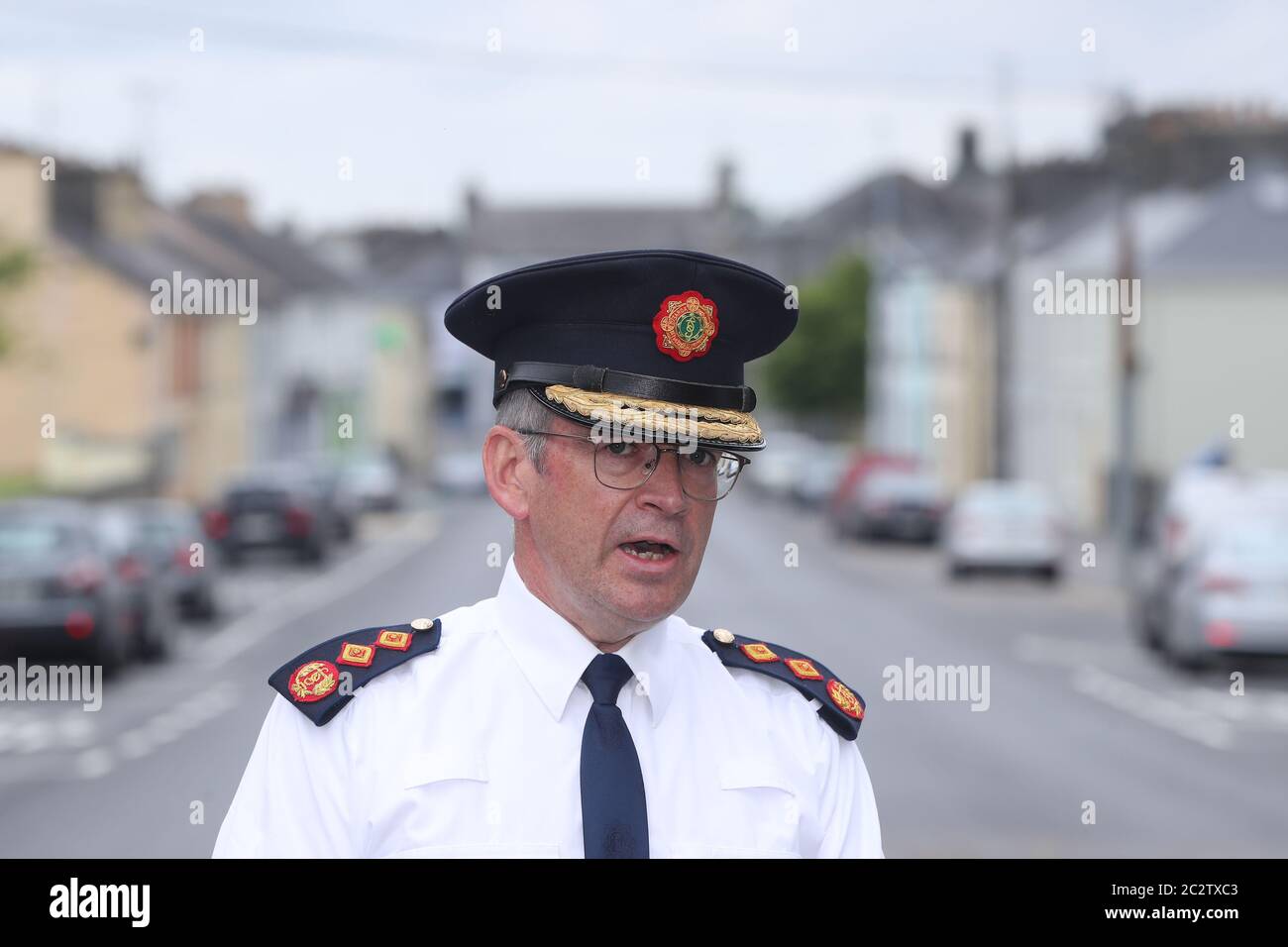Garda-Kommissar Drew Harris sprach vor den Medien am Tatort in Castlerea, Co Roscommon, wo Detective Garda Colm Horkan nach der Erschießungserlaunung am Mittwochabend starb. Gardai hat einen Mann in Verbindung mit dem Vorfall festgenommen. Stockfoto