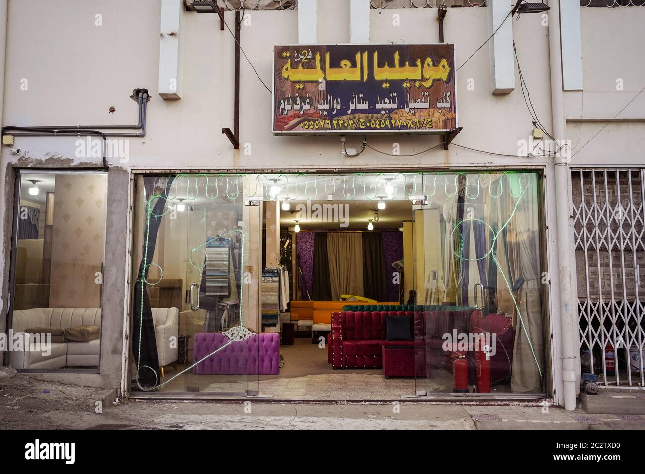 Abha / Saudi-Arabien - 23. Januar 2020: Alte, veraltete Fassade des Sofashops Stockfoto