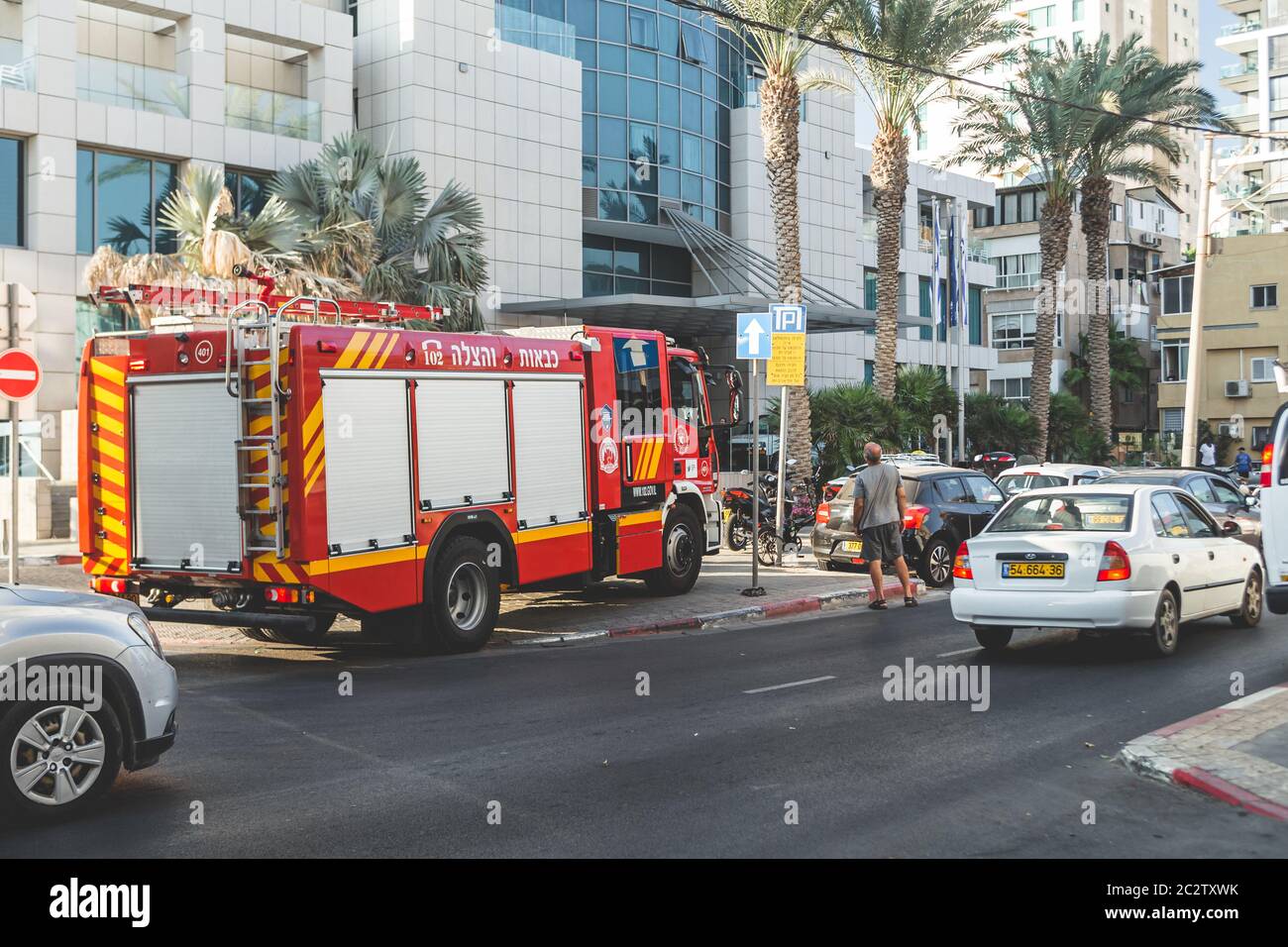 Tel Aviv / Israel-13/10/18: Israelische Feuerwehr ist in Tel Aviv auf Abruf  eingetroffen. Feuerwehrzwecke umfassen den Transport von Feuerwehrleuten zu  einem Zwischenfall sc Stockfotografie - Alamy
