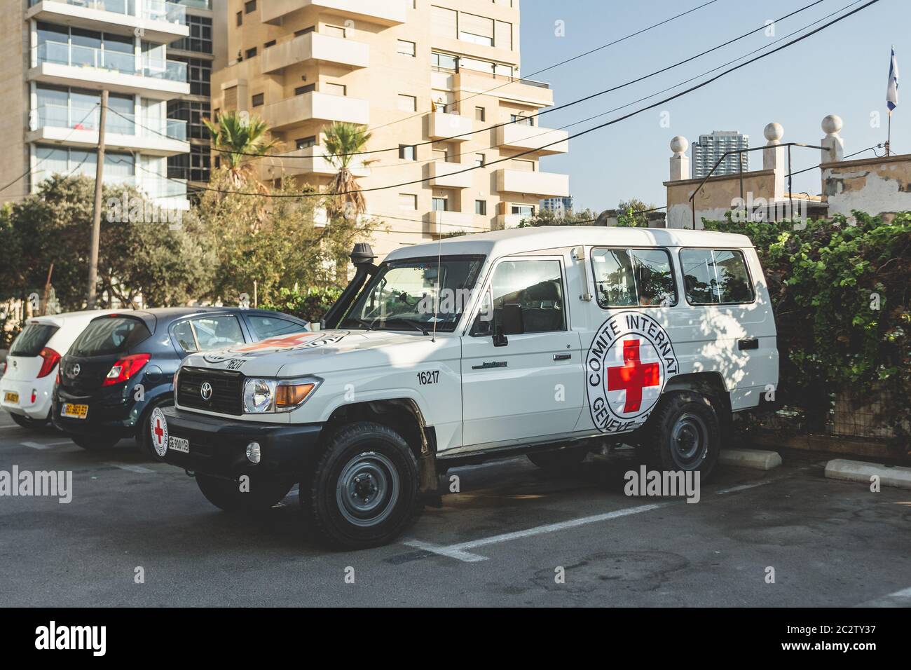 Tel Aviv / Israel-13/10/18: Weißer Toyota Land Cruiser Kombi, der dem Internationalen Komitee vom Roten Kreuz auf einem Parkplatz in T gehört Stockfoto