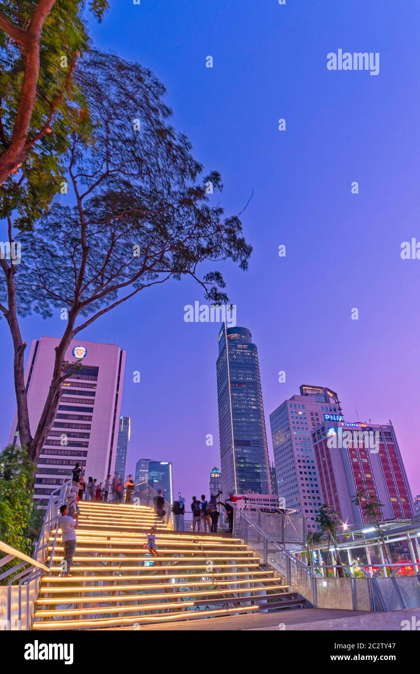 Sightseeing vor meiner Bürostunde, eine wunderschöne blaue Stunde in Dukuh Atas, Jakarta Stockfoto