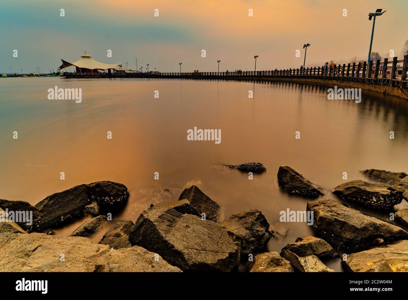 Schöner Ort, um die Zeit zu verbringen und den Sonnenuntergang in Taman Impian Jaya Ancol zu genießen Stockfoto