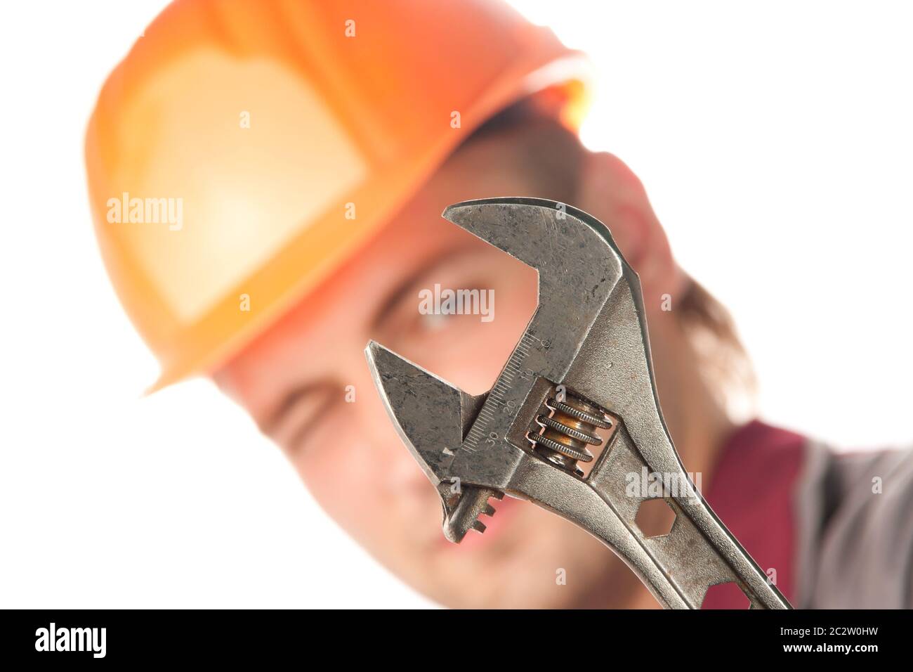 Arbeitet Man mit verstellbaren Schraubenschlüssel. Isoliert auf weiss Stockfoto