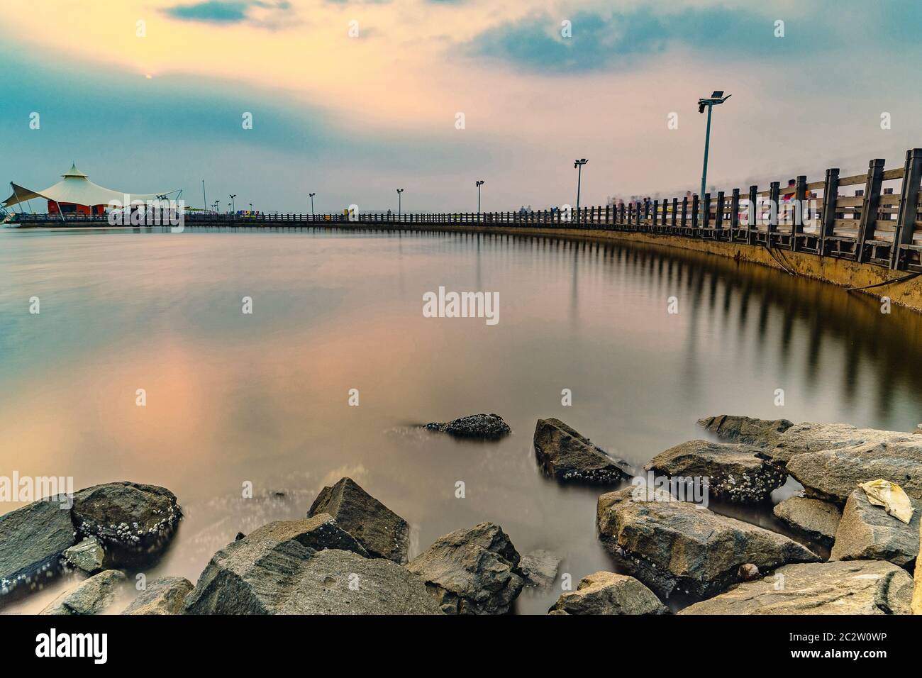 Genießen Sie den schönen Strand in der blauen Stunde in Taman Impian Jaya Ancol Stockfoto