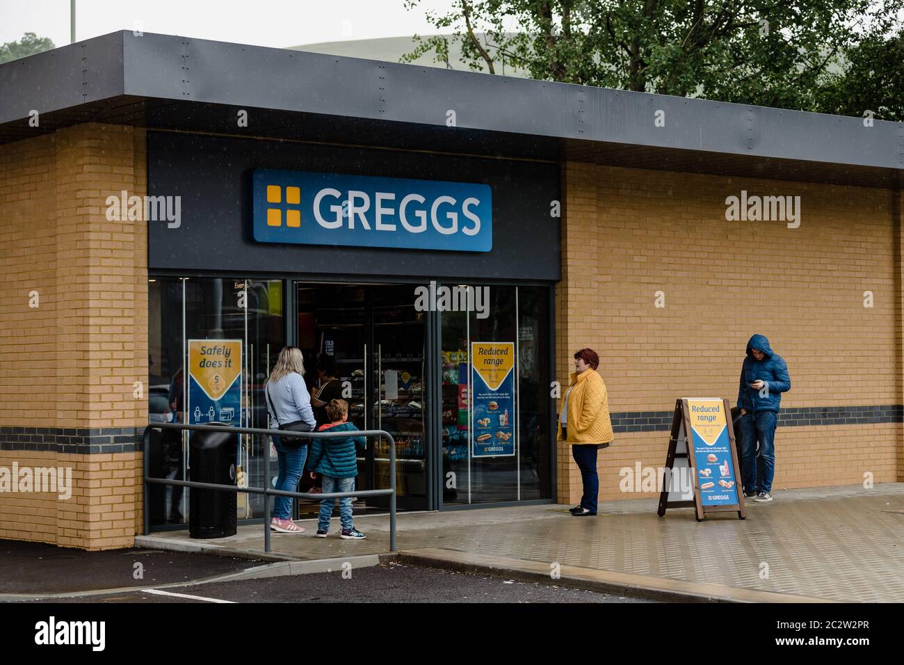 MERTHYR TYDFIL, WALES - 18. JUNI 2020: Die Bäckerei Greggs eröffnet 800 ihrer britischen Filialen nach fast 3 Monaten Schließung aufgrund der Covid-19 (Coronavirus) Pandemie.Bildnachweis: John Smith / Alamy Live News Stockfoto