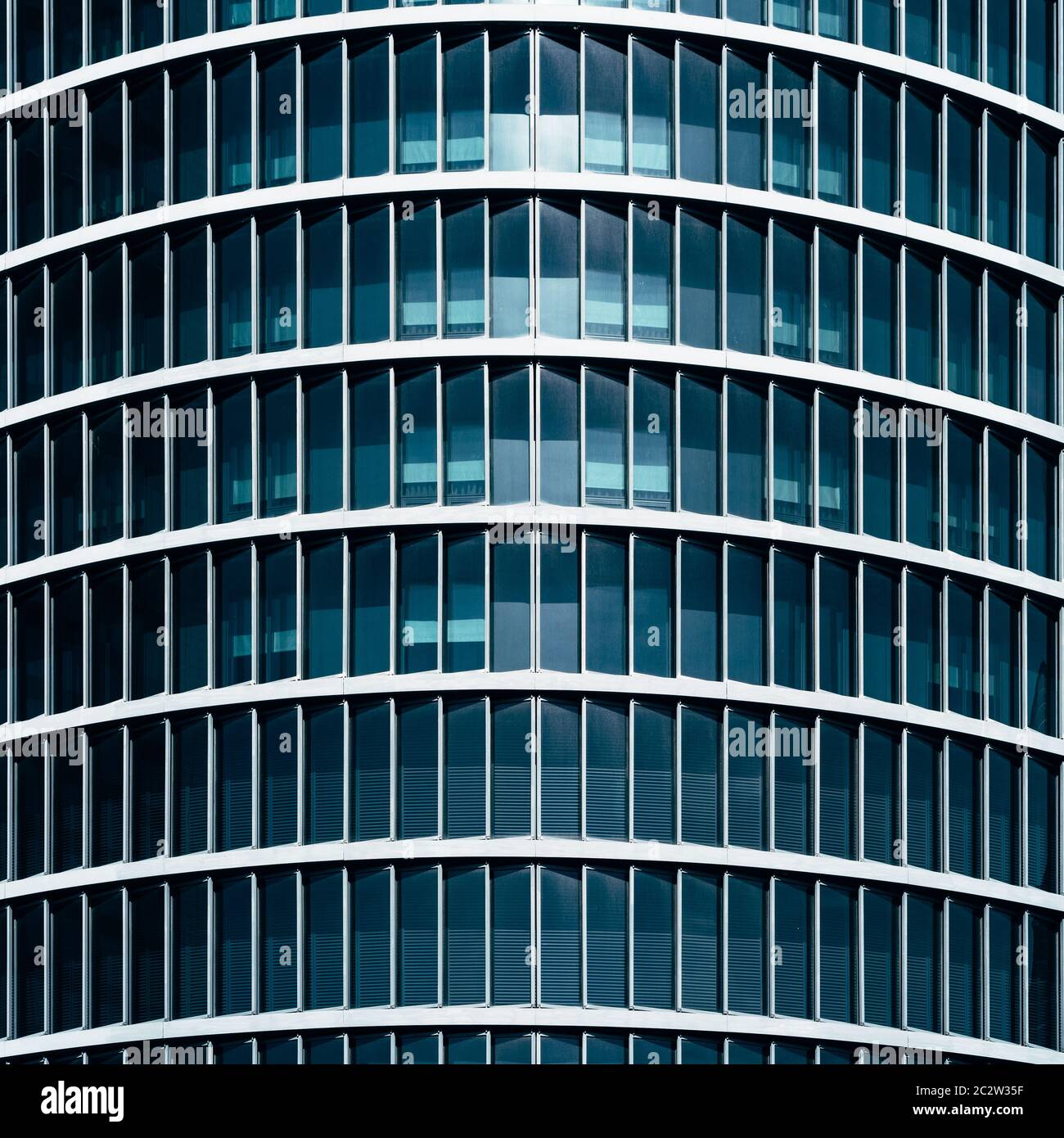 Abstrakter Stahl- und Glashintergrund der Hochhausfassade. Kommerzielles modernes Gebäude, Geschäftskonzept der Bauindustrie und Stockfoto