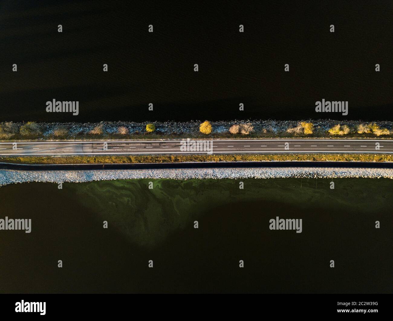 Der Lipno Stausee ist ein Damm und Wasserkraftwerk entlang der Moldau in der Tschechischen Republik errichtet. Dieser Bereich ist bergig und Grenzen t Stockfoto
