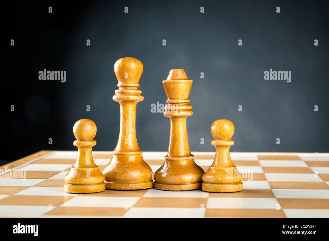 Holzschach Figuren stehen auf dem Brett Stockfoto