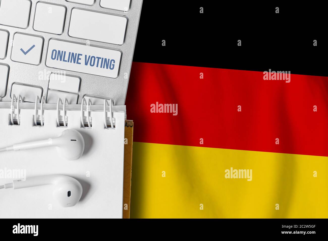 Online-Abstimmungskonzept in der Bundesrepublik Deutschland. Tastatur in der Nähe der Länderflagge Stockfoto