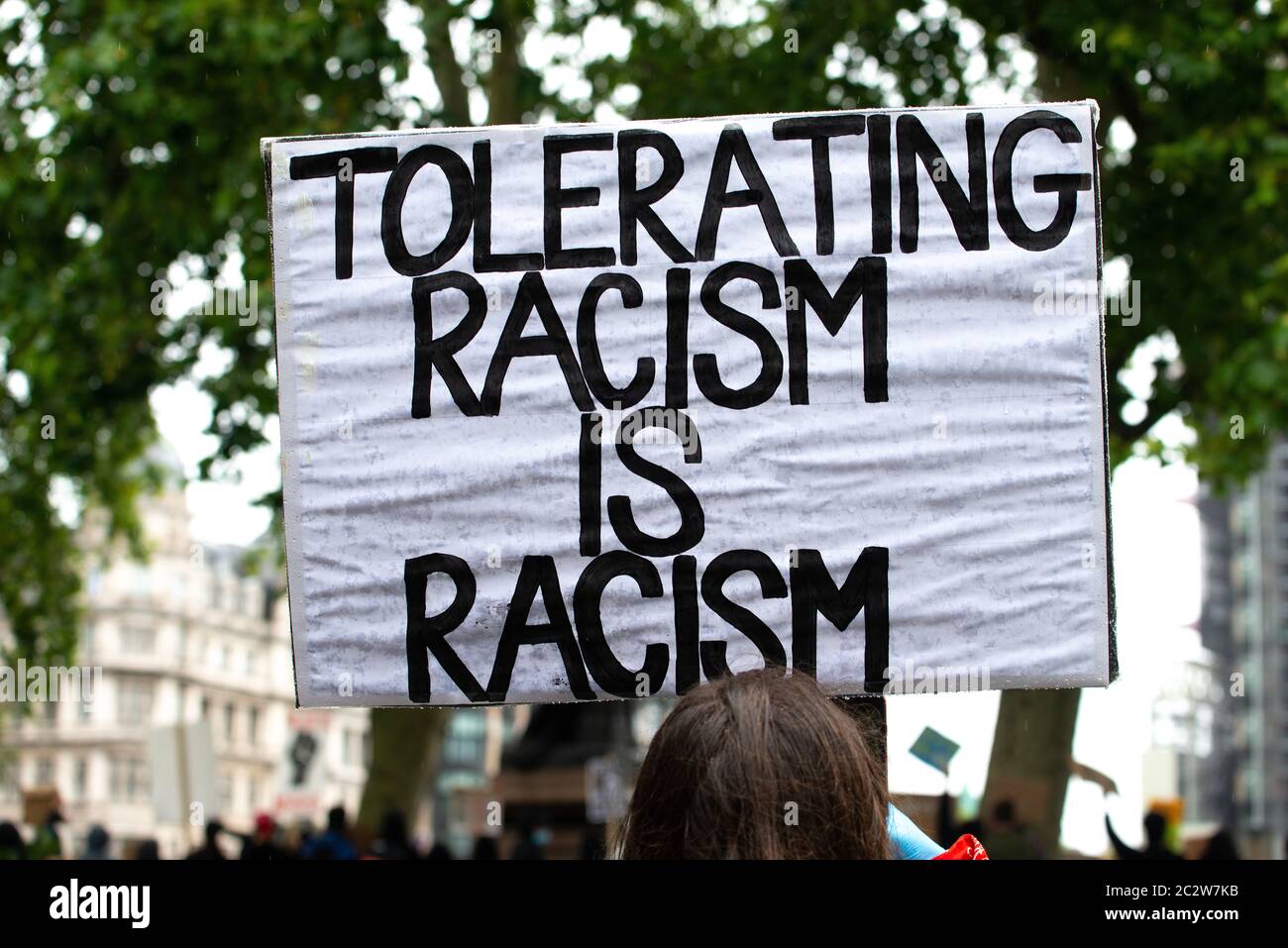 Anti-Rassismus-Aktivisten mit Schild, bei der Black Lives Matter Demonstration, aus Protest gegen den Tod des Black American George Floyd durch die US-Polizei. Stockfoto