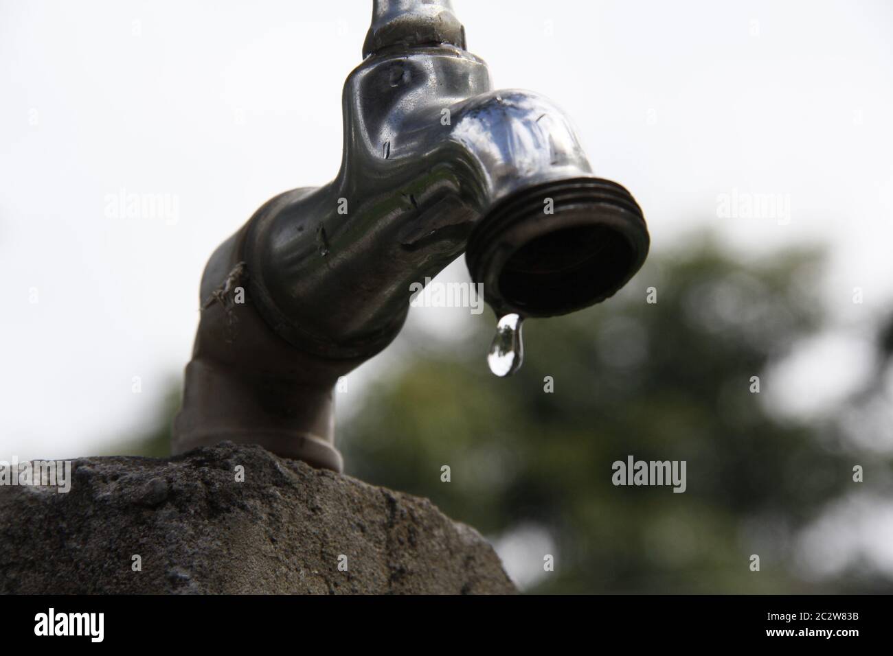 SALVADOR, BAHIA / BRASILIEN - 27. September 2013: Wasserhahn gießt die letzten Tropfen Wasser wegen mangelnder Versorgung (Joa Souza). *** Ortsunterschrift *** Stockfoto
